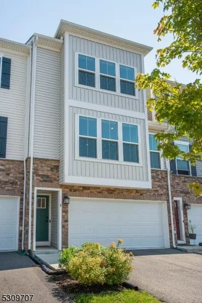 8 Clausen Ct, Mount Olive, NJ 07828