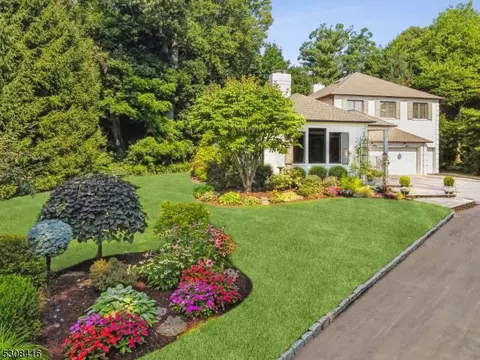 4 Stonegate Ct, Madison, NJ 07940