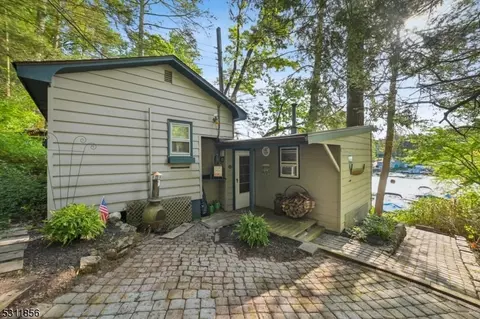 921 Greenwood Pt, Newton, NJ 07860