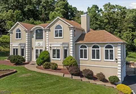 51 Mountainwood Ct, Totowa, NJ 07512