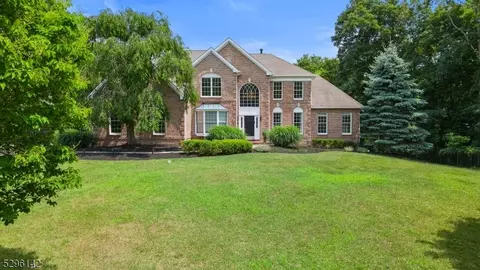 2 Ginger Ln, Washington Twp, NJ 07853