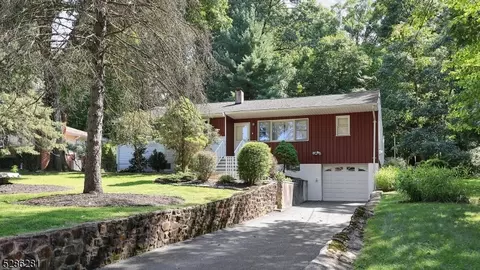 3 Johanna Ln, Watchung, NJ 07069