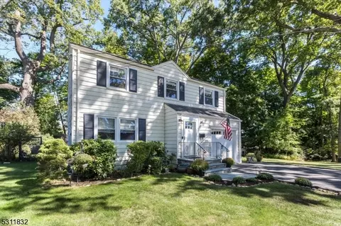 9 Clover Ln, Verona, NJ 07044