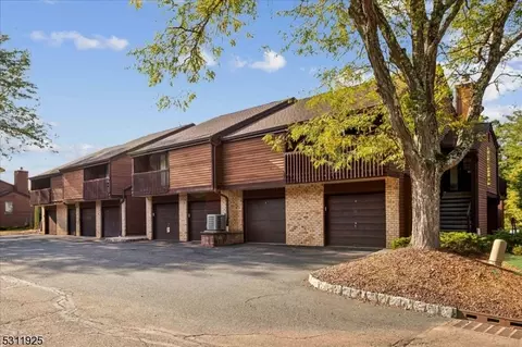 16 Summit Ct, Annandale, NJ 08801