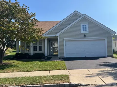 20 Buckingham Cir, Belvidere, NJ 07823