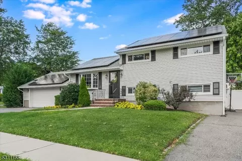2 Eldorado Ct, Rochelle Park, NJ 07662