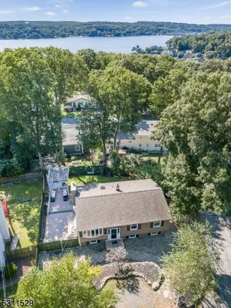 9 Normandy Ci, Hopatcong, NJ 07843