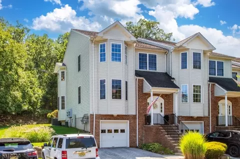16 Silverleaf Ct, Riverdale, NJ 07457