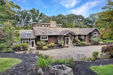 19 Twin Hills Dr, Boonton Twp, NJ 07005