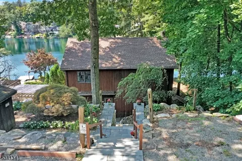 52 Upsala Path, West Milford, NJ 07480