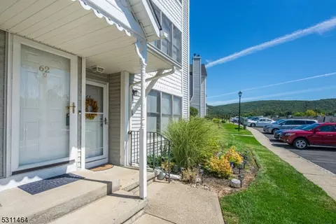 62 Burlington Ct, Hamburg, NJ 07419