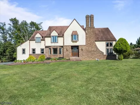 9 Forest Dr, Flemington, NJ 08822