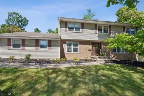 8 Rigby Ct, Wayne, NJ 07470