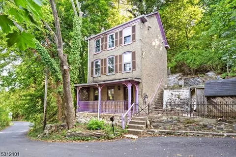 12 Weeden St, Lambertville, NJ 08530