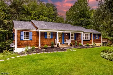 4 Overlook Dr, Washington Twp, NJ 07853