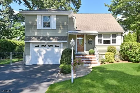 81 Arnot Pl, Paramus, NJ 07652