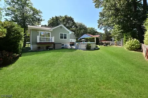 81 Arnot Pl, Paramus, NJ 07652 photo 2