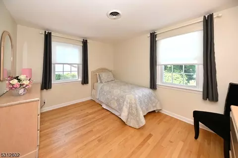 81 Arnot Pl, Paramus, NJ 07652 photo 17