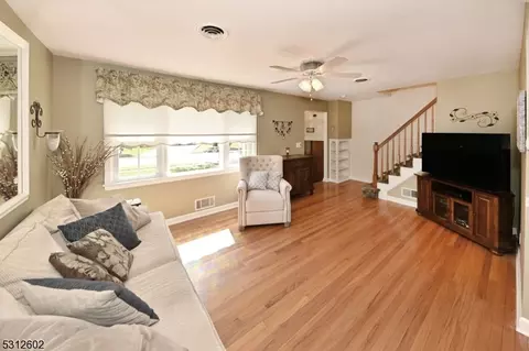 81 Arnot Pl, Paramus, NJ 07652 photo 5