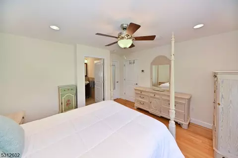 81 Arnot Pl, Paramus, NJ 07652 photo 13
