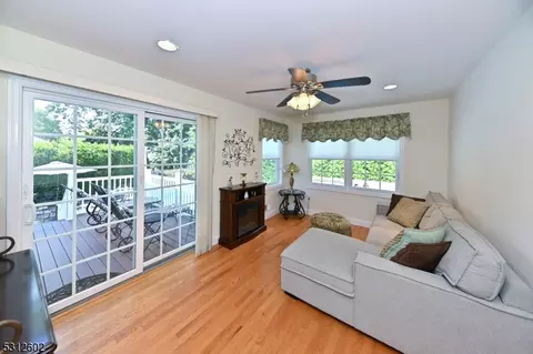81 Arnot Pl, Paramus, NJ 07652 photo 10