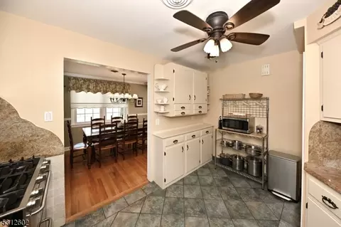 81 Arnot Pl, Paramus, NJ 07652 photo 8