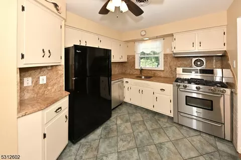 81 Arnot Pl, Paramus, NJ 07652 photo 9