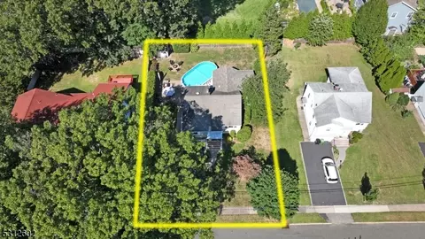 81 Arnot Pl, Paramus, NJ 07652 photo 3
