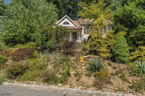 6 Crestview Dr, Stanhope, NJ 07874