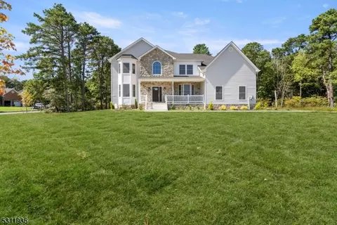 23 Venezia Dr, Monroe Township, NJ 08831