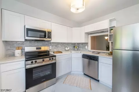 606 Stonegate Ln, Stanhope, NJ 07874