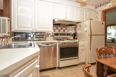 302 Oradell Ave, Paramus, NJ 07652 photo 11