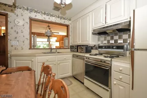 302 Oradell Ave, Paramus, NJ 07652 photo 10