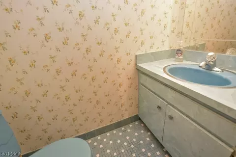 302 Oradell Ave, Paramus, NJ 07652 photo 15