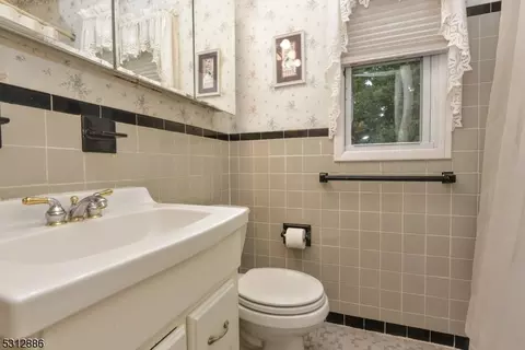 302 Oradell Ave, Paramus, NJ 07652 photo 18