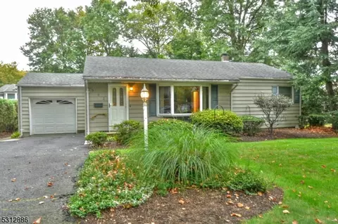 302 Oradell Ave, Paramus, NJ 07652