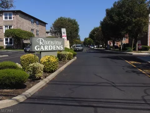 28 Riverview Ct, Secaucus, NJ 07094
