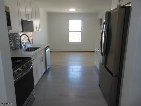 28 Riverview Ct, Secaucus, NJ 07094 photo 4