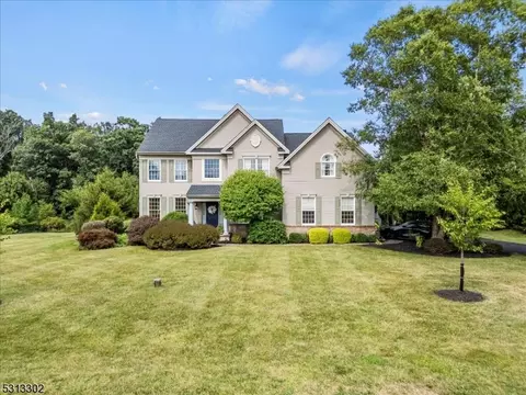 4 Pheasant Dr, Raritan Twp, NJ 08551