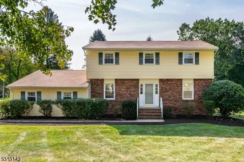 2 Holly Dr, Roxbury Twp, NJ 07876