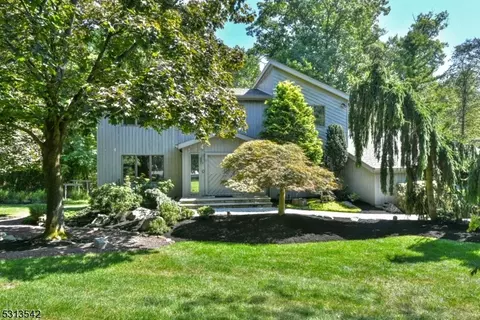 549 Frank Scott Ln, River Vale, NJ 07675