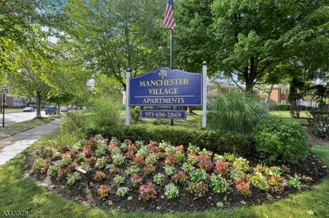 56 Manchester Ct, Wayne, NJ 07470 photo 2