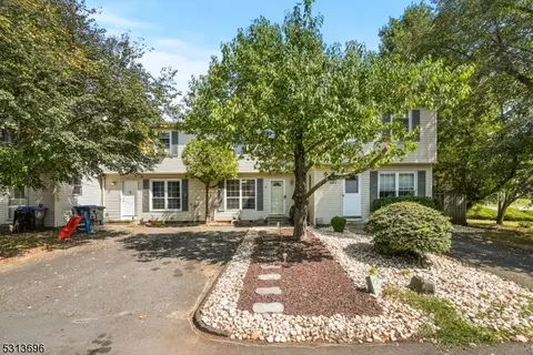 4 Ogden Ct, East Brunswick, NJ 08816