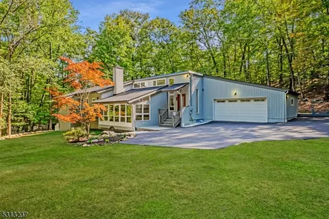 202 Magee Rd, Ringwood, NJ 07456