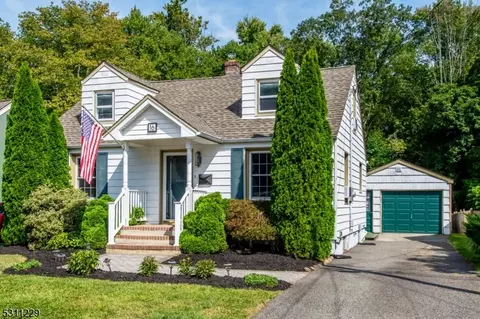16 Walnut St, Bloomingdale, NJ 07403