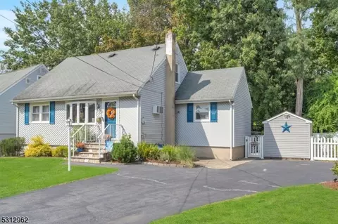 8 Oakwood Ter, Bloomingdale, NJ 07403