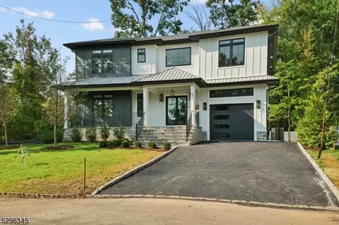 37 Manor Rd, Livingston, NJ 07039