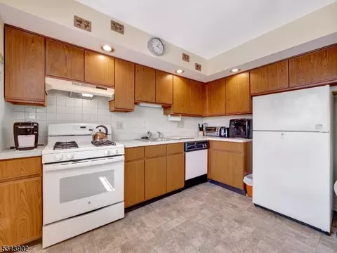 33 Atherton Ct #B, Wayne, NJ 07470 photo 8
