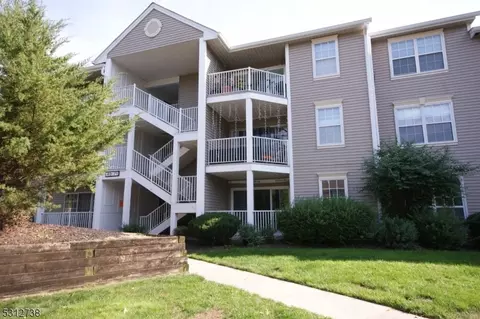 61 Lindsey Ct, Franklin Park, NJ 08823