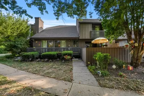 122 Kingsberry Dr, Somerset, NJ 08873